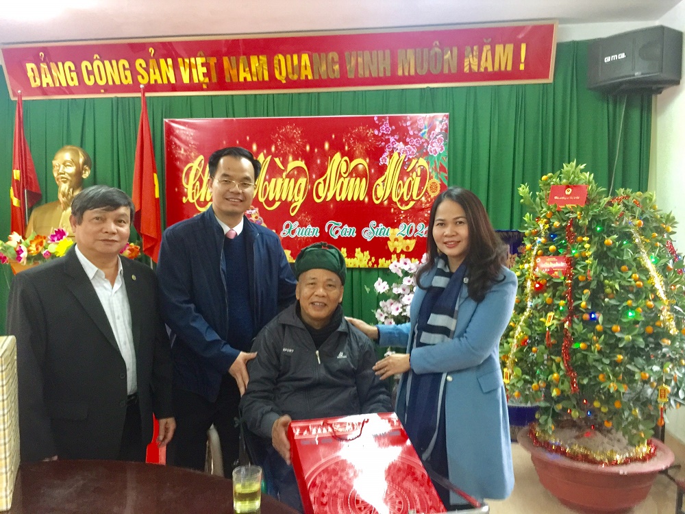 Phó Chủ tịch Ủy ban MTTQ tỉnh Diêm Hồng Linh, đến thăm và tặng quà Trung tâm Điều dưỡng Thương...